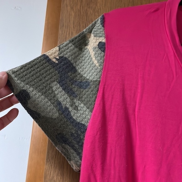 Bombom hot pink with camouflage sleeves and pocket t-shirt - Picture 3 of 5